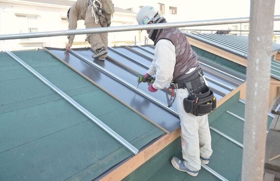 錆びにくくデザイン性の高いガルバリウム鋼板の屋根 | 品質の高い塗装工事を提供する埼玉の株式会社ARISE